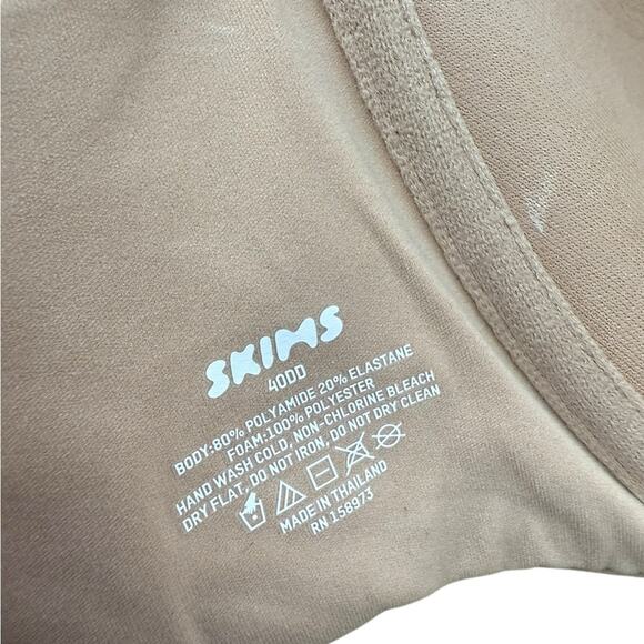 SKIMS Seamless Tan Bra size 40DD Adjustable Straps Underwire Support Nude - Picture 3 of 3